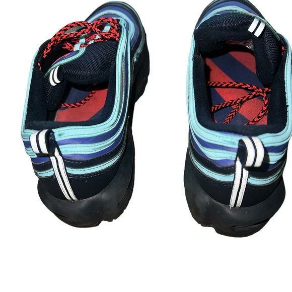 Air Max - Picture 1 of 3